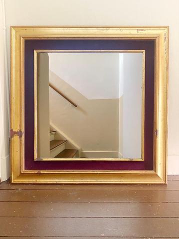 Chique vierkante spiegel in gouden lijst met rood velours beschikbaar voor biedingen
