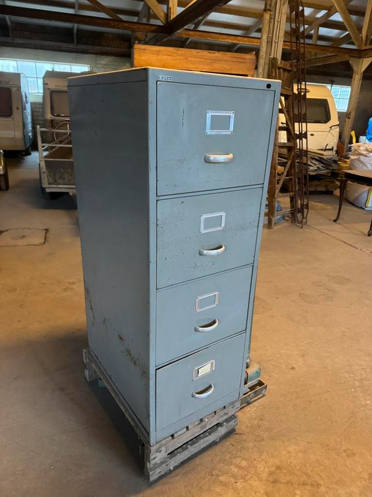 vintage Gispen ladekast 135cm hoog., Huis en Inrichting, Kasten | Roldeurkasten en Archiefkasten, Gebruikt, 100 tot 150 cm, Minder dan 50 cm