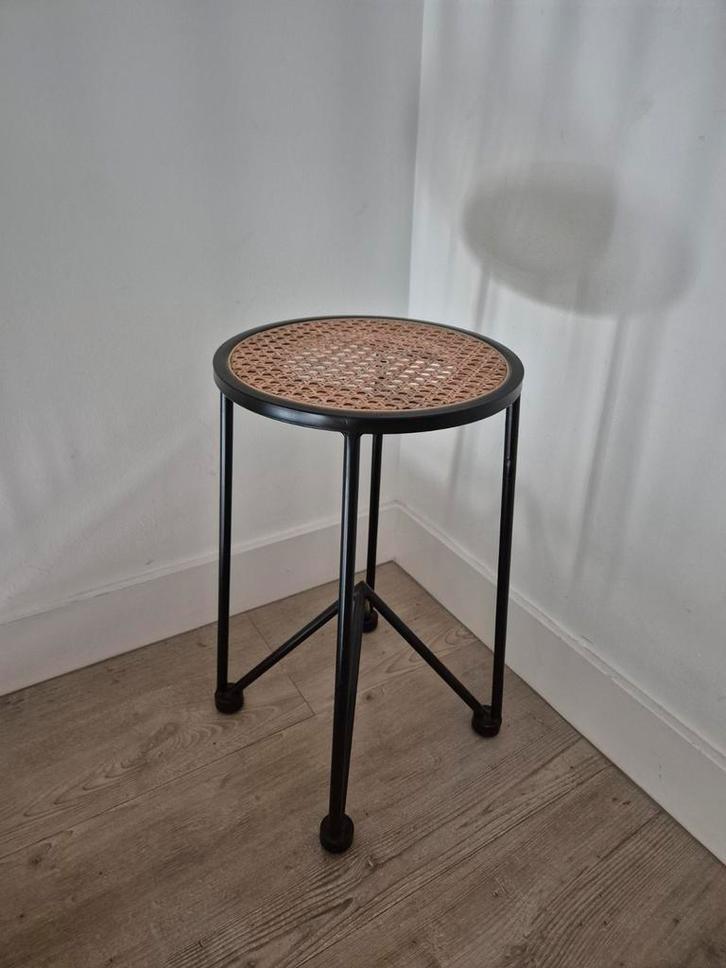 Rotan krukje webbing met zwart frame, Huis en Inrichting, Krukjes, Zo goed als nieuw, Hout, Ophalen of Verzenden