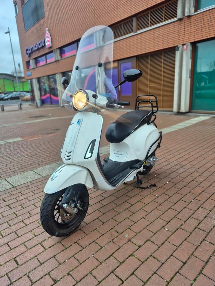Vespa sprint primavera, Fietsen en Brommers, Snorfietsen en Snorscooters, Zo goed als nieuw, Vespa, Benzine, Ophalen of Verzenden