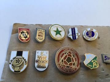 10 emaille speldjes voetbal amateur beschikbaar voor biedingen