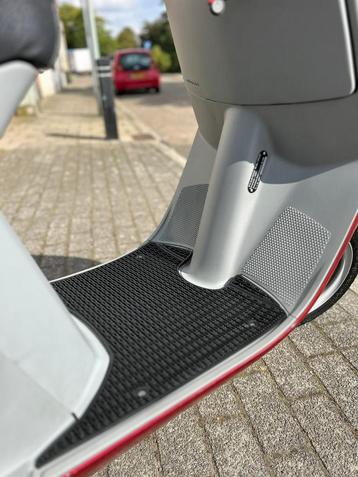 Piaggio SKR 125 vloer matje origineel als nieuw ! beschikbaar voor biedingen
