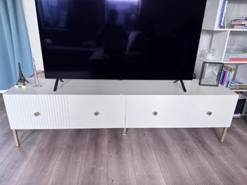 Tv kast - met bon 4 maandjes oud te koop door verhuizing