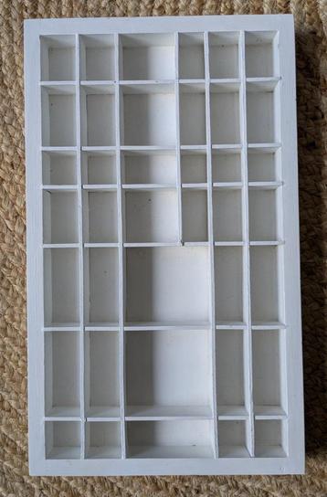 Witte houten letterbak beschikbaar voor biedingen