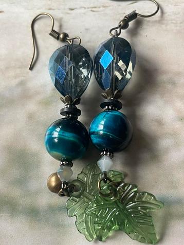 Feestelijke hangers beschikbaar voor biedingen