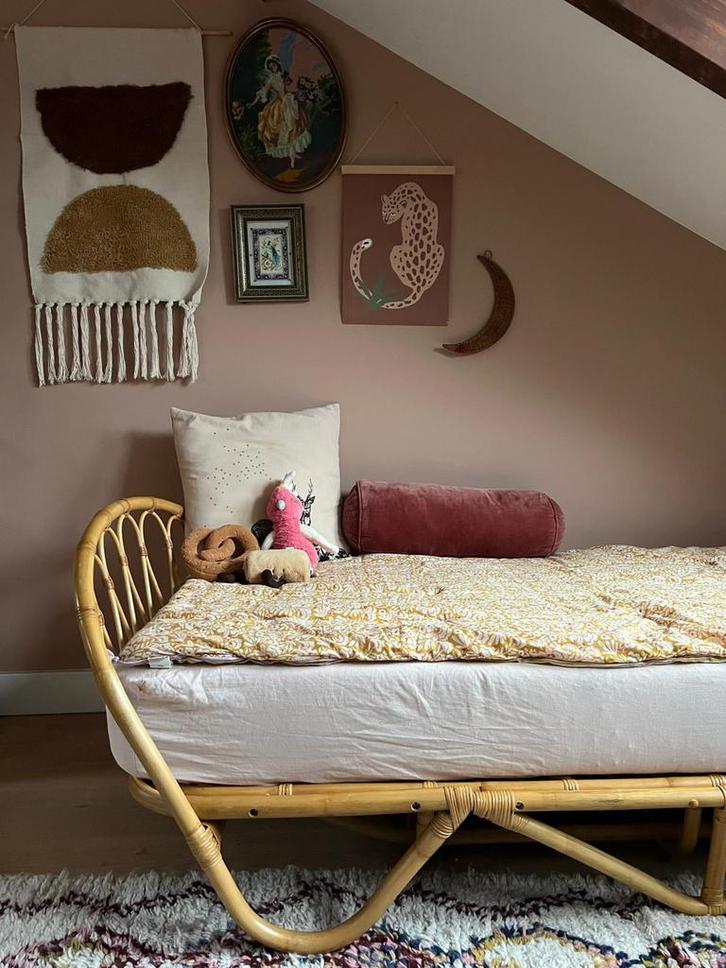 Rotan bed bank, Kinderen en Baby's, Kinderkamer | Bedden, Zo goed als nieuw, 180 cm of meer, 85 tot 100 cm, Matras, Ophalen