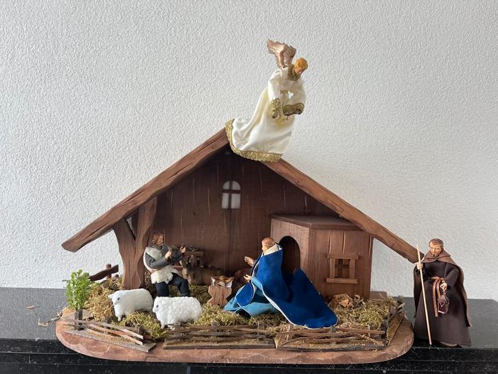 Kerststal met figuren, Antiek en Kunst, Antiek | Religie, Ophalen of Verzenden