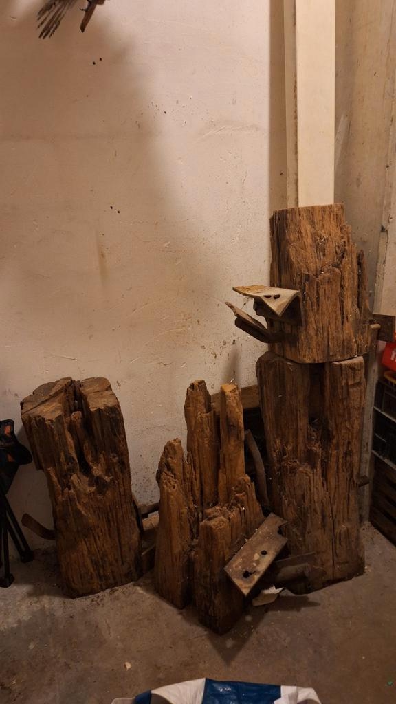 Houten balken met ijzer, Tuin en Terras, Palen, Balken en Planken, Gebruikt, Balken, Minder dan 180 cm, Hardhout, Ophalen of Verzenden