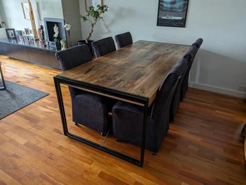 Eettafel met 6 comfortabele stoelen – industrieel design beschikbaar voor biedingen