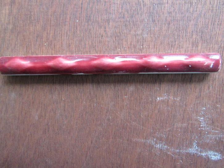 een mooi antiek rood decoratief tegelrandje in relief, Antiek en Kunst, Antiek | Wandborden en Tegels, Ophalen of Verzenden