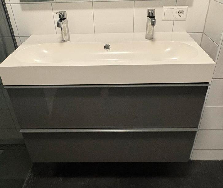 Grijs wastafelmeubel met lades en 2 kranen, Huis en Inrichting, Badkamer | Badkamermeubels, Gebruikt, Wasbak of Wastafel, Minder dan 100 cm