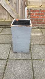 Stevige stenen plantenbak. Grijs., Steen, Vierkant, Zo goed als nieuw, 30 tot 60 cm