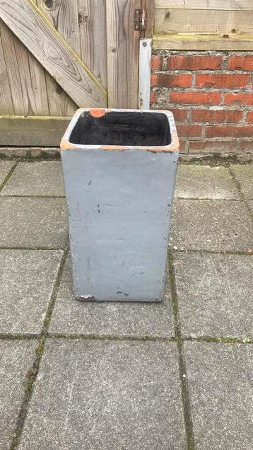 Stevige stenen plantenbak. Grijs. beschikbaar voor biedingen