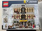 Lego 10211 - Grand Emporium, Kinderen en Baby's, Speelgoed | Duplo en Lego, Ophalen of Verzenden, Nieuw, Complete set, Lego