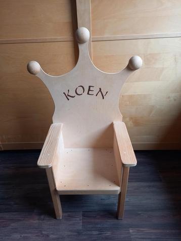 Leuk houten kinderstoeltje 'troon'. beschikbaar voor biedingen