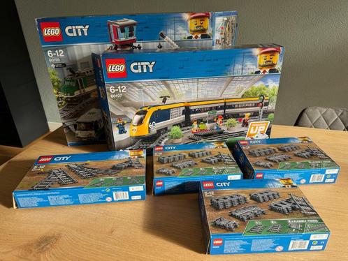 LEGO Vrachttrein en Passagierstrein + extra dozen rails, Kinderen en Baby's, Speelgoed | Duplo en Lego, Zo goed als nieuw, Lego