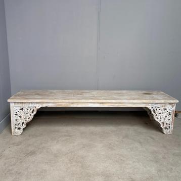 Houten bankje beschikbaar voor biedingen