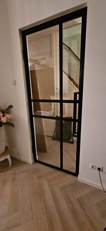 Stalen deur beschikbaar voor biedingen