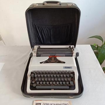 Vintage Erika typemachine met koffer beschikbaar voor biedingen