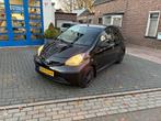 Toyota Aygo 1.0 12V Vvt-i 5DRS 2011 Zwart, Auto's, Voorwielaandrijving, Stof, 4 stoelen, Origineel Nederlands