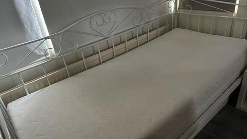 Te koop: Meisjesbed 90x200 cm – Wit Metaal incl. Matras, Huis en Inrichting, Slaapkamer | Bedden, Zo goed als nieuw, Eenpersoons