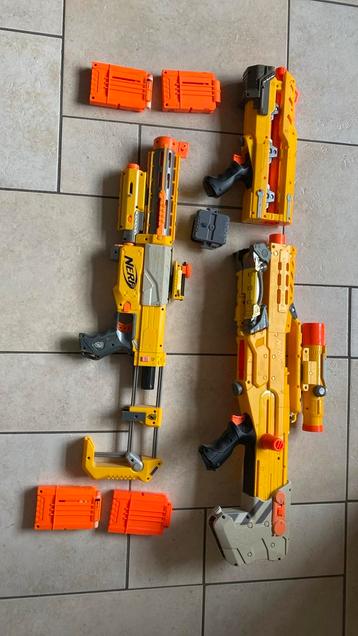 Nerf geweren, 4 magazijnen. beschikbaar voor biedingen