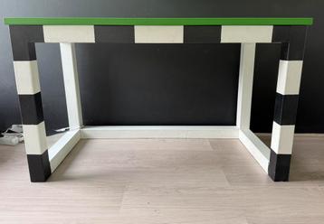 Bureau kind voetbaldoel beschikbaar voor biedingen