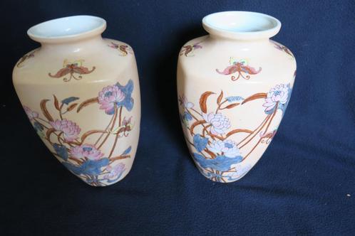 2 grote oude Chinese vlinder vazen met lotusbloemen, Antiek en Kunst, Antiek | Vazen, Verzenden