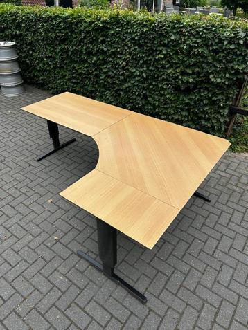 hoekbureau beschikbaar voor biedingen