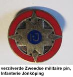 Verzilverde militaire draagspeld Infanterie Jönköping Zweden, Ophalen of Verzenden, Landmacht, Nederland, Embleem of Badge