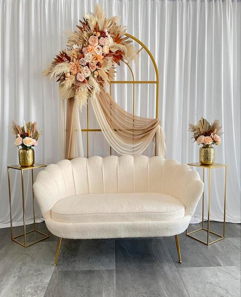 TE HUUR: Backdrop Pampas Peach  met creme bruidsbank, Hobby en Vrije tijd, Feestartikelen | Verhuur, Zo goed als nieuw, Ophalen of Verzenden