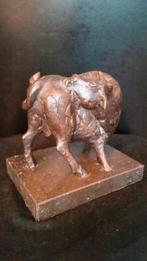 Brons beeld stier op marmeren sokkel, massief brons, Antiek en Kunst, Antiek | Koper en Brons, Ophalen of Verzenden, Brons