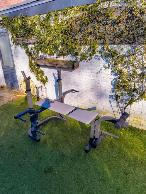 Benchpress + stangen en gewichten, Sport en Fitness, Fitnessapparatuur, Zo goed als nieuw, Krachtstation, Armen, Benen, Borst