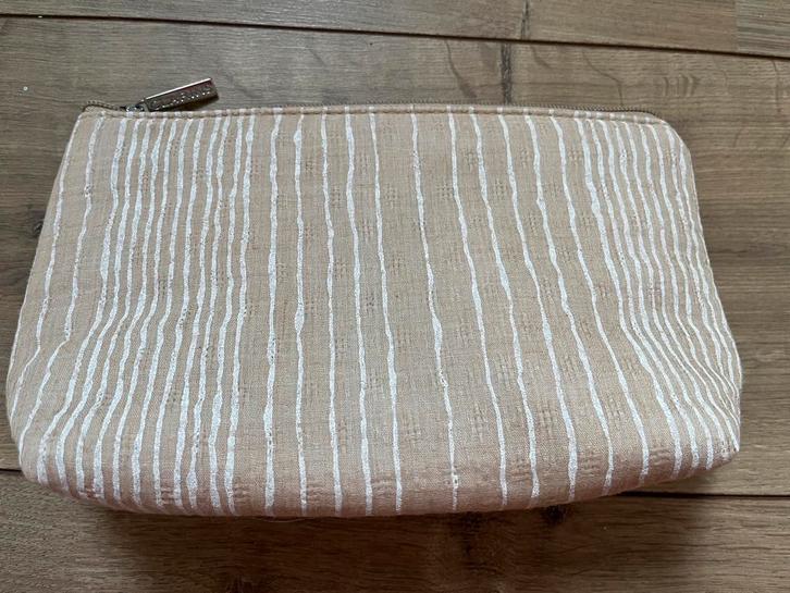 Clarins nieuwe beige toilettas toilettasje nieuw!, Sieraden, Tassen en Uiterlijk, Toilettassen, Nieuw, Dame, Beige, Ophalen of Verzenden