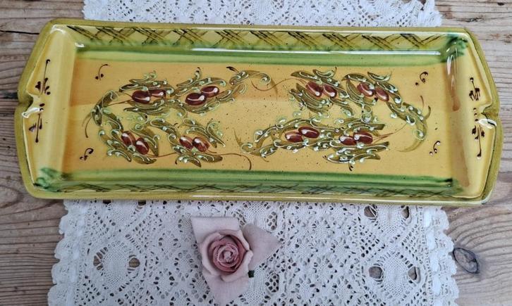 Keramieke tapasschaal met olijven, leuk als groot lepelbord, Huis en Inrichting, Keuken | Servies, Gebruikt, Overige typen, Overige stijlen