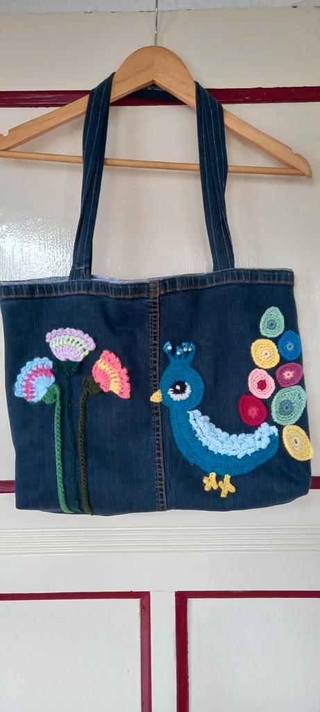 Tas van spijkerstof met leuke aplicatie's, Sieraden, Tassen en Uiterlijk, Tassen | Reistassen en Weekendtassen, Nieuw, Ophalen of Verzenden