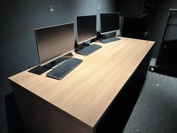 Mooi stevig bureau beschikbaar voor biedingen