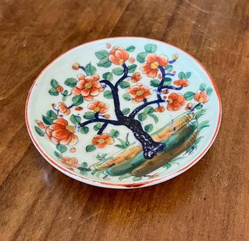 Japans schoteltje beschikbaar voor biedingen