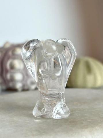 Bergkristal engel beschikbaar voor biedingen