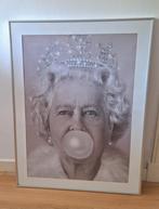 Print van koningin met kauwgom in wissellijst, Ophalen