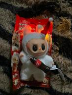 Coca-Cola labubu hij zingt en heeft lichtjes, Verzamelen, Ophalen of Verzenden, Nieuw