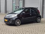 Peugeot 107 Sport + 1.0 12V 5DR 2013 Zwart Airco NAP, Auto's, Voorwielaandrijving, Zwart, 4 stoelen, Leder en Stof