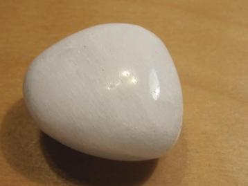 ede. aparte edelsteen WITTE ARAGONIET (2)   beschikbaar voor biedingen