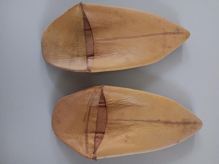 Twee paar Marokkaanse muiltjes, Kleding | Dames, Schoenen, Zo goed als nieuw, Sandalen of Muiltjes, Geel, Ophalen of Verzenden