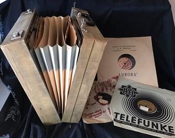 Vintage harmonicakoffer voor lp’s. Merk Triumph beschikbaar voor biedingen