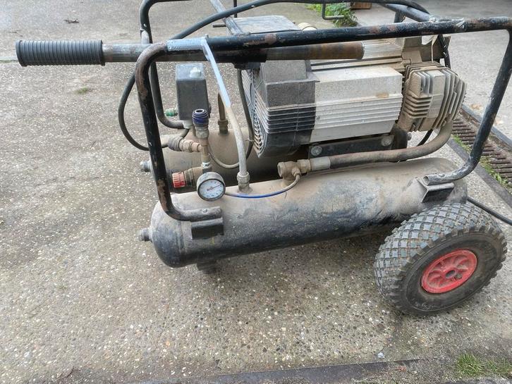 Gebruikte Compressor - Mobiel, Doe-het-zelf en Verbouw, Compressors, Gebruikt, 6 tot 10 bar, Minder dan 25 liter, Minder dan 200 liter/min