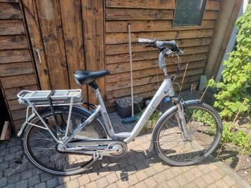 Stella e fiets en lader beschikbaar voor biedingen