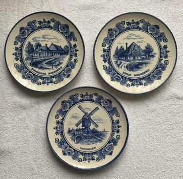 Delfts blauw wandborden van o.a. een stolpboerderij. beschikbaar voor biedingen