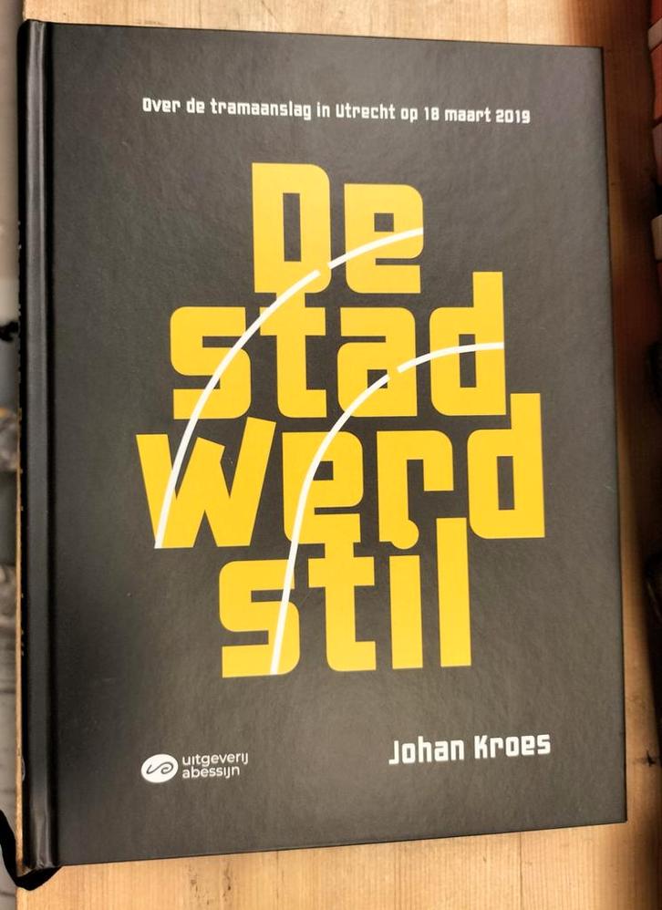 De Stad Werd Stil - Tram aanslag Utrecht op 18 maart 2019, Boeken, Geschiedenis | Stad en Regio, Zo goed als nieuw, 20e eeuw of later