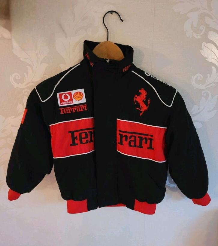 Ferrari F1 jas. Geborduurd. Kindermaat S., Verzamelen, Automerken, Motoren en Formule 1, Zo goed als nieuw, Formule 1, Ophalen of Verzenden